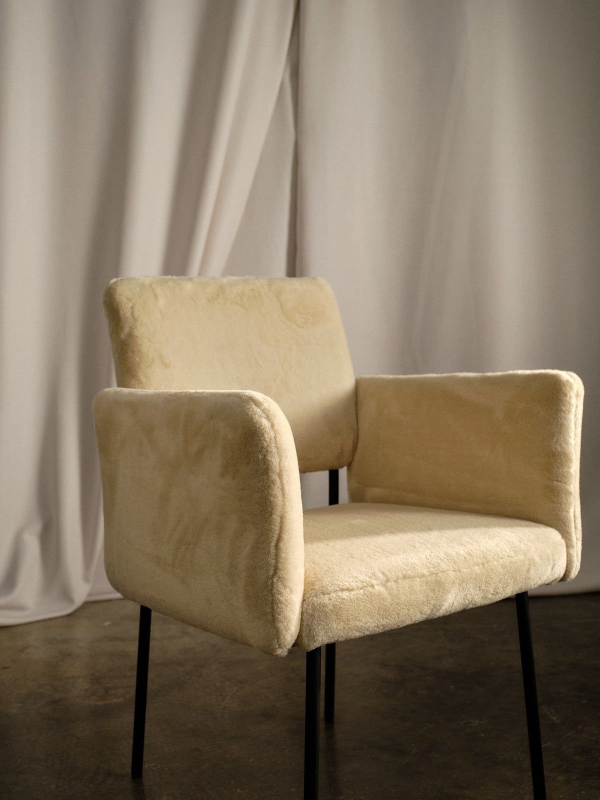 Hugs Dining Chair, armrest, lifestyle