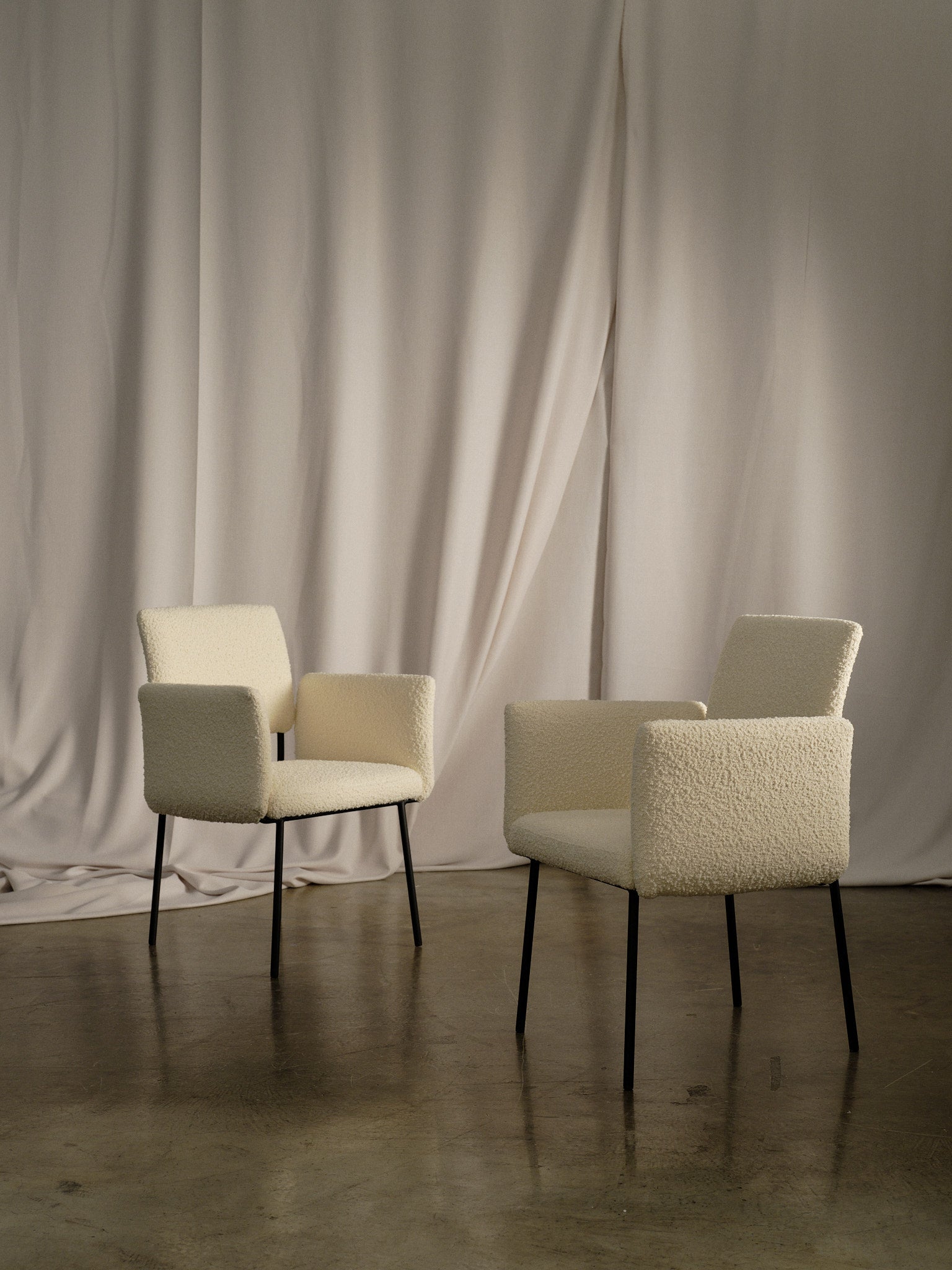 Hugs Dining Chair - Armrest - floor stock – fform