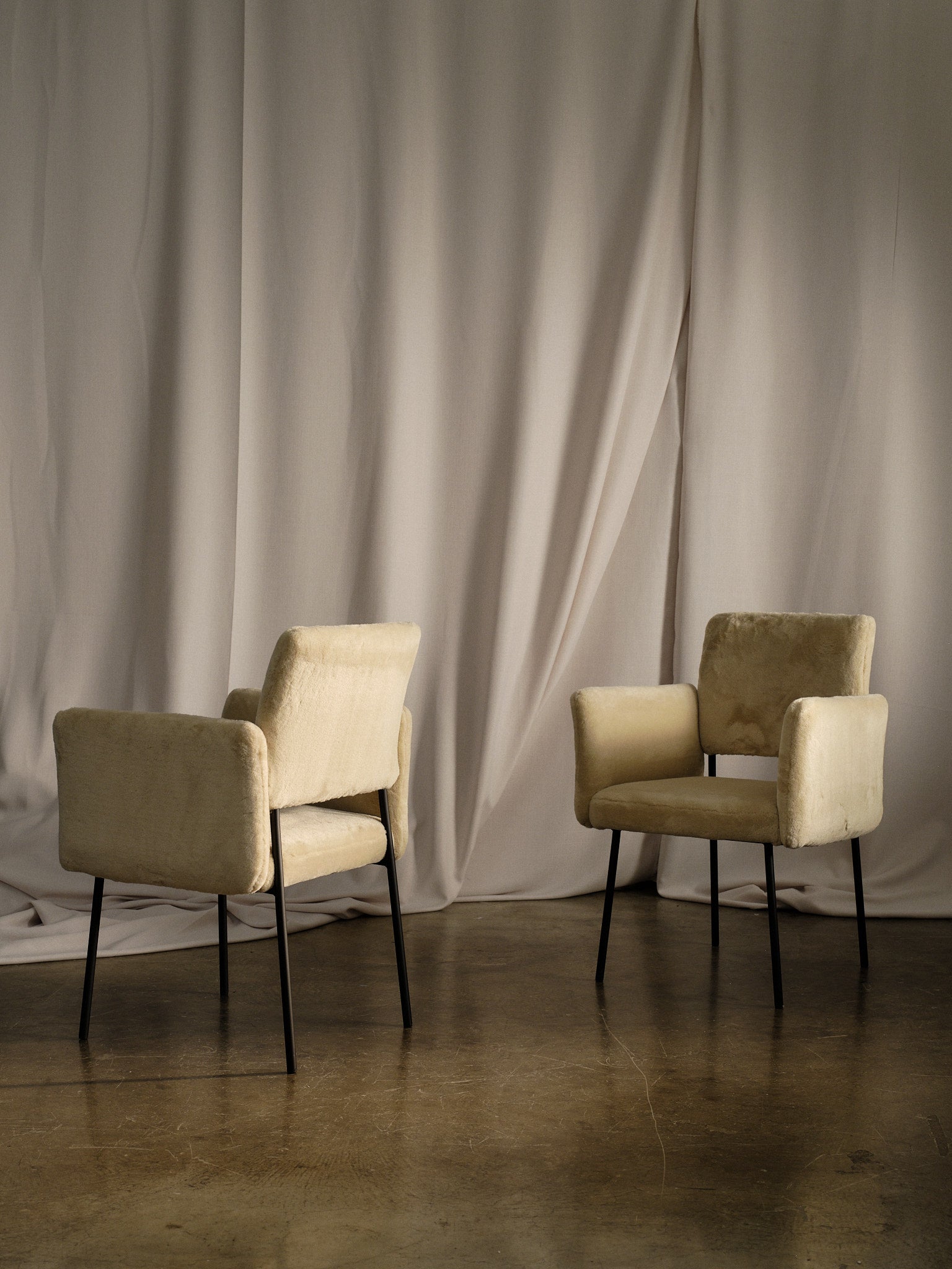 Hugs Dining Chair - Armrest - floor stock – fform