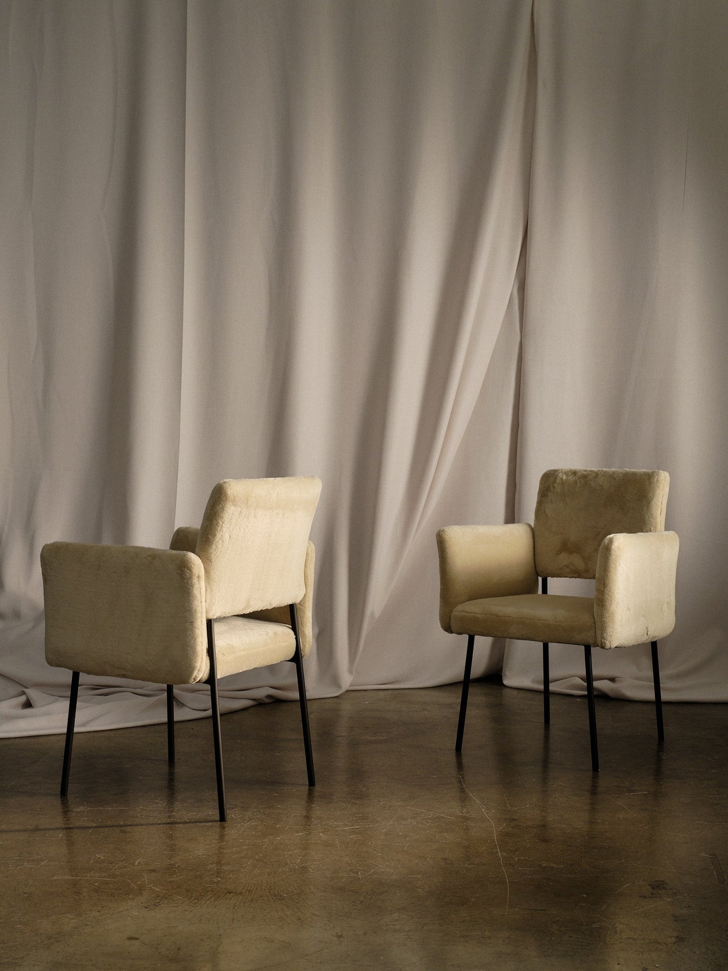 Hugs Dining Chair - Armrest - floor stock